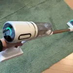 Dreame X1 Slimを手に持って掃除している様子