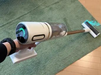 Dreame X1 Slimを手に持って掃除している様子