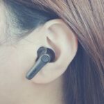女性が左耳にEarFun Air Pro 4+を装着している様子