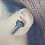 女性が左耳にEarFun Air Pro 4+を装着している様子