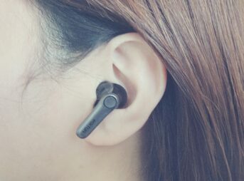 女性が左耳にEarFun Air Pro 4+を装着している様子