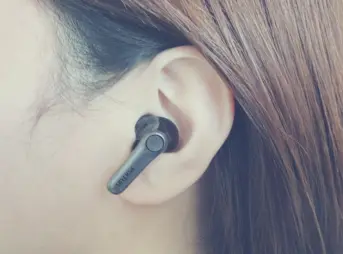 女性が左耳にEarFun Air Pro 4+を装着している様子