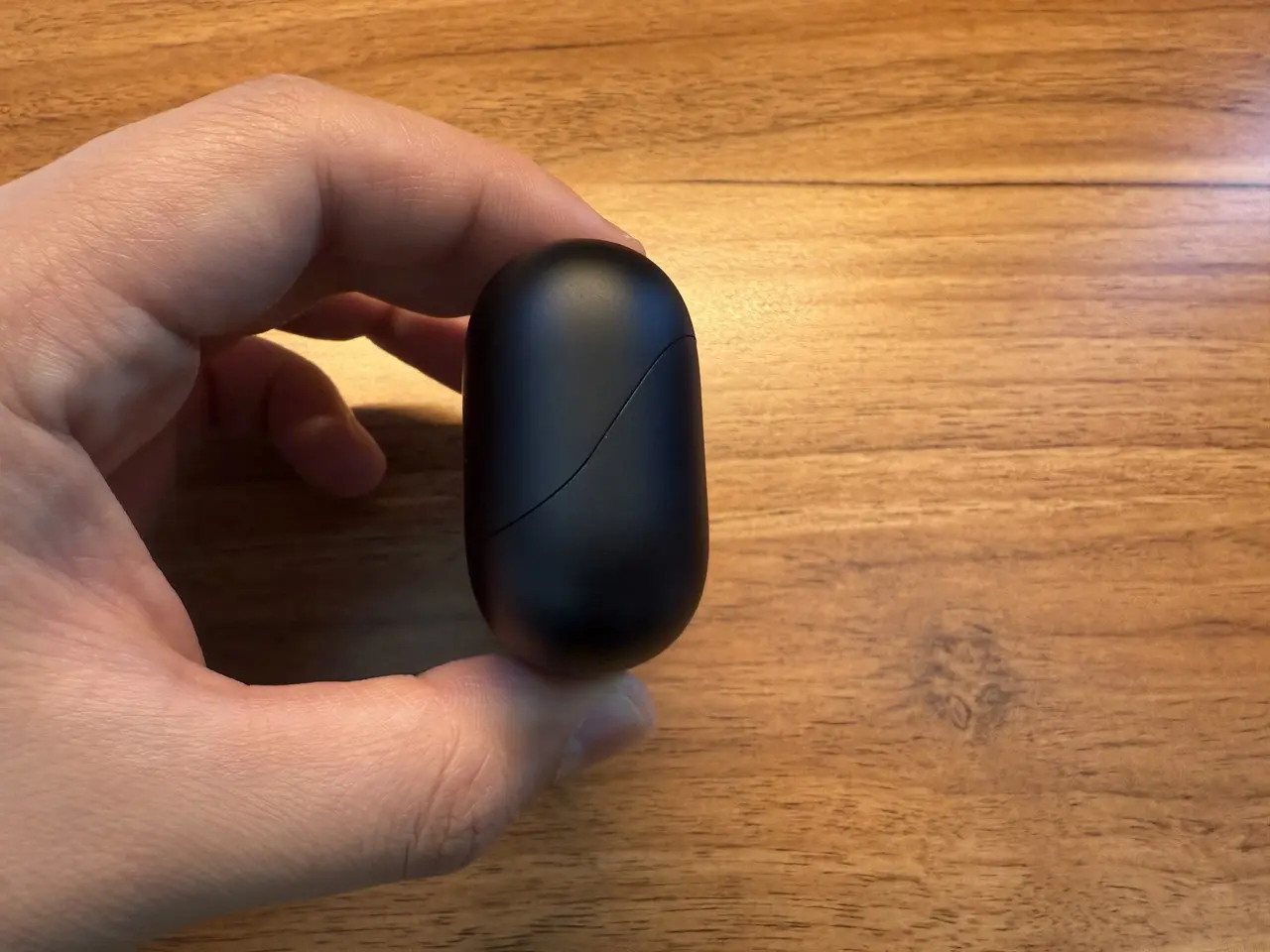 EarFun Air Pro 4+の充電ケースを指で摘まんでいる様子(側面アングル)