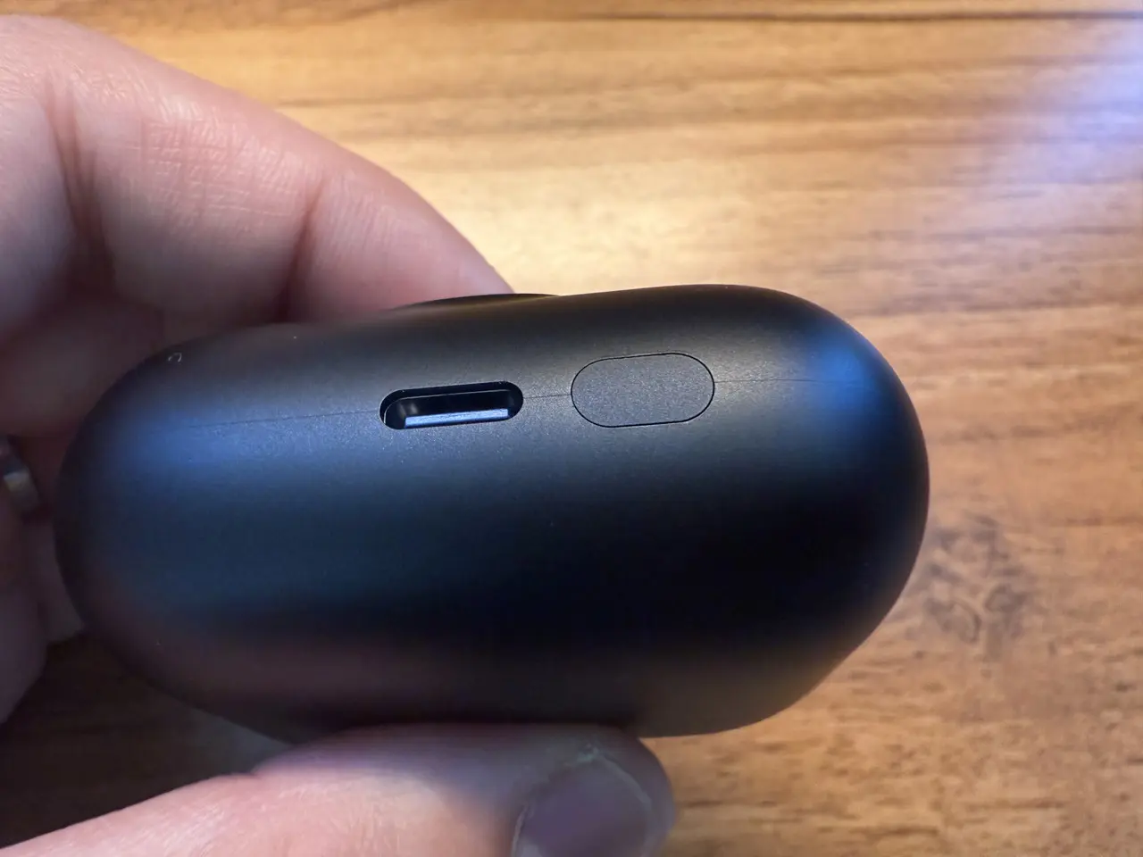 EarFun Air Pro 4+の充電ケースを指で摘まんでいる様子(下部アングル)