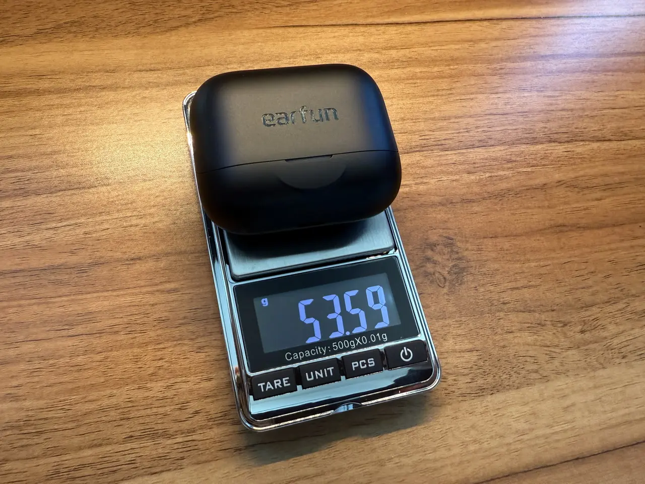 EarFun Air Pro 4+の充電ケースを計量している様子