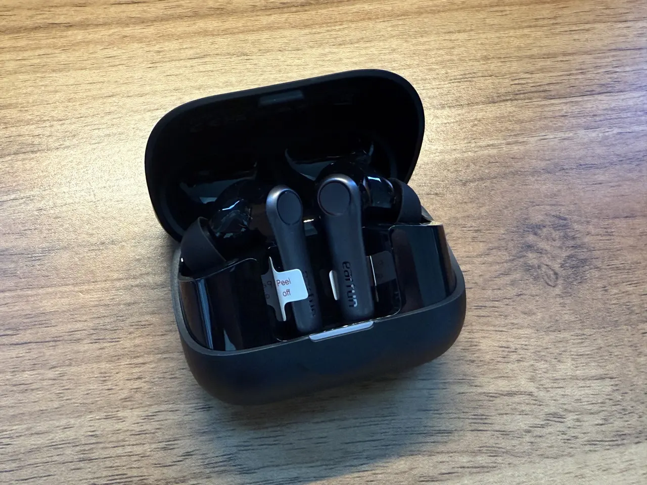 EarFun Air Pro 4+の充電ケースのフタを開いた状態