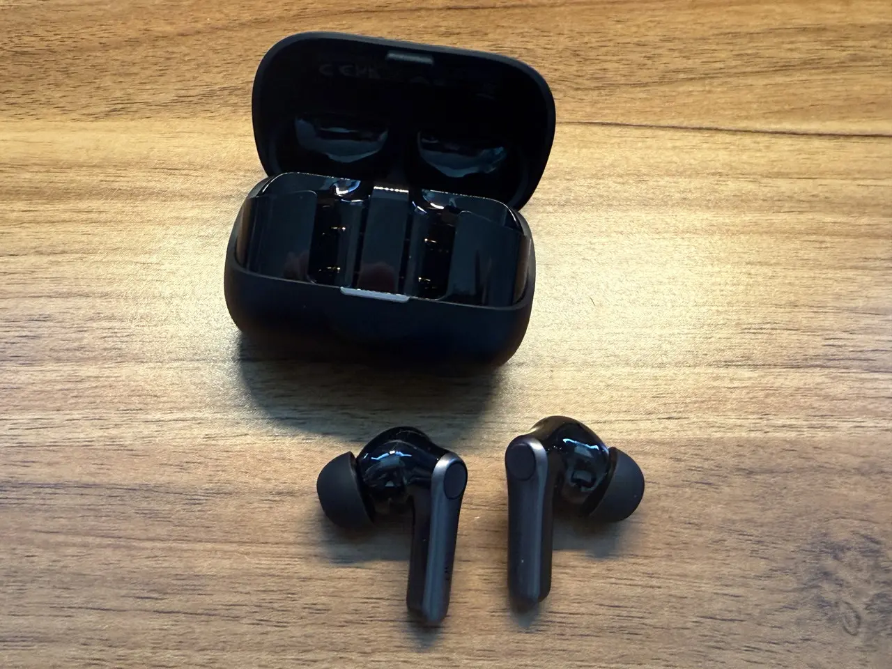 EarFun Air Pro 4+の充電ケースからイヤホンを取り出した状態