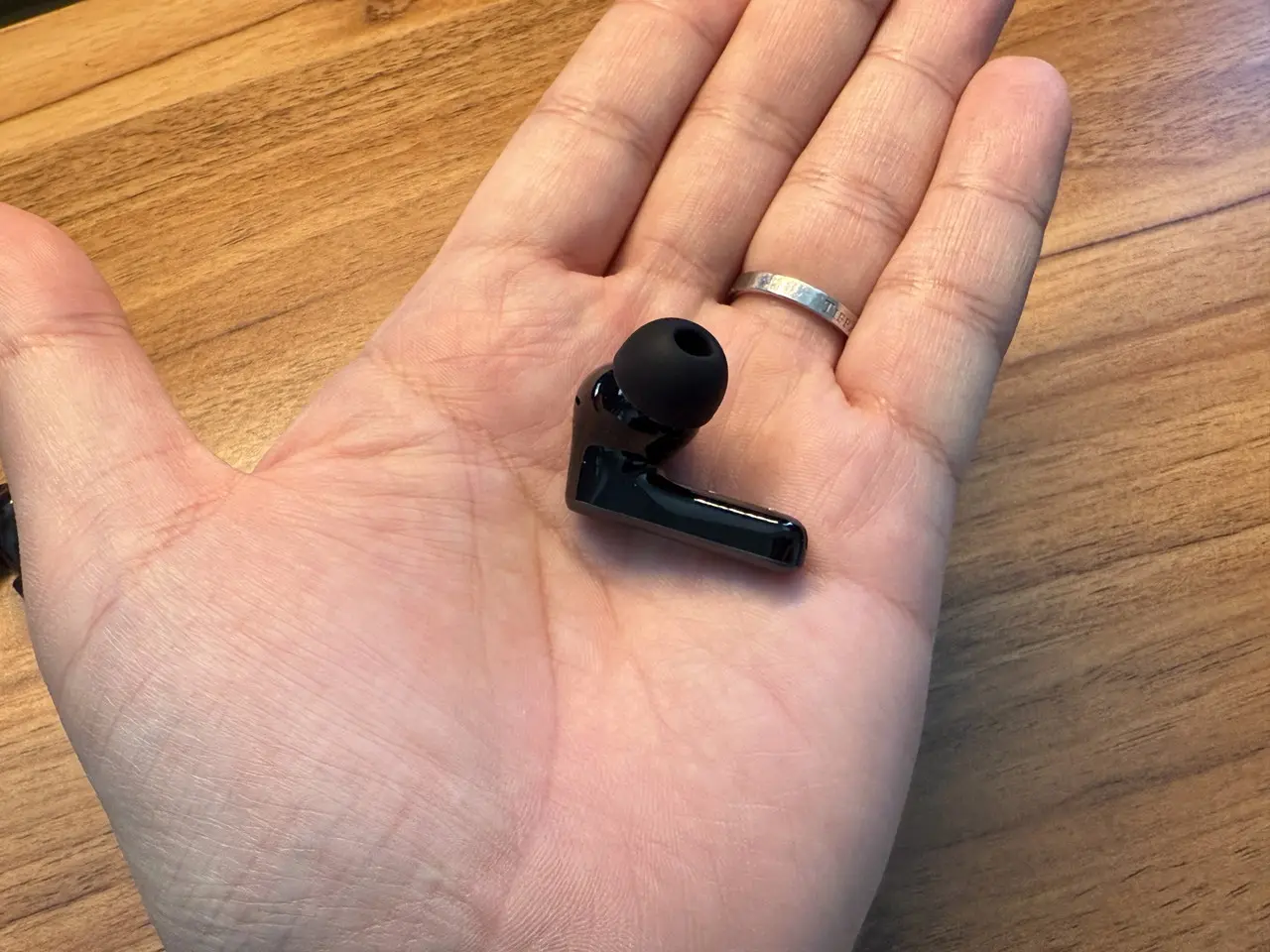 EarFun Air Pro 4+のイヤホン本体を手のひらに載せている様子