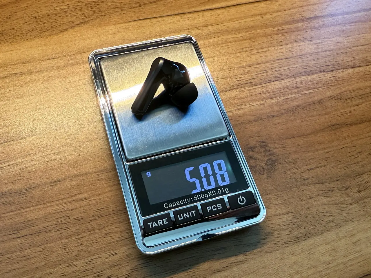 EarFun Air Pro 4+のイヤホン単体を計量している様子