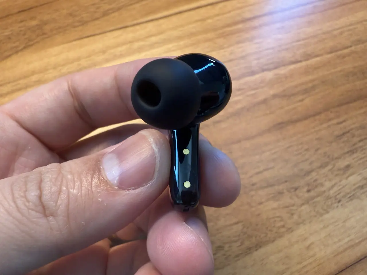 EarFun Air Pro 4+のイヤホン単体を指で摘まんでいる(内側アングル)