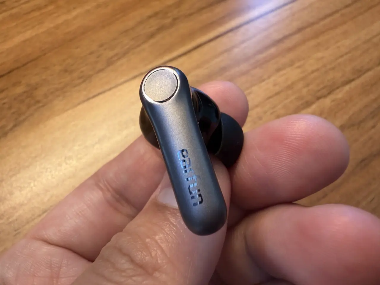 EarFun Air Pro 4+のイヤホン単体を指で摘まんでいる(外側アングル)