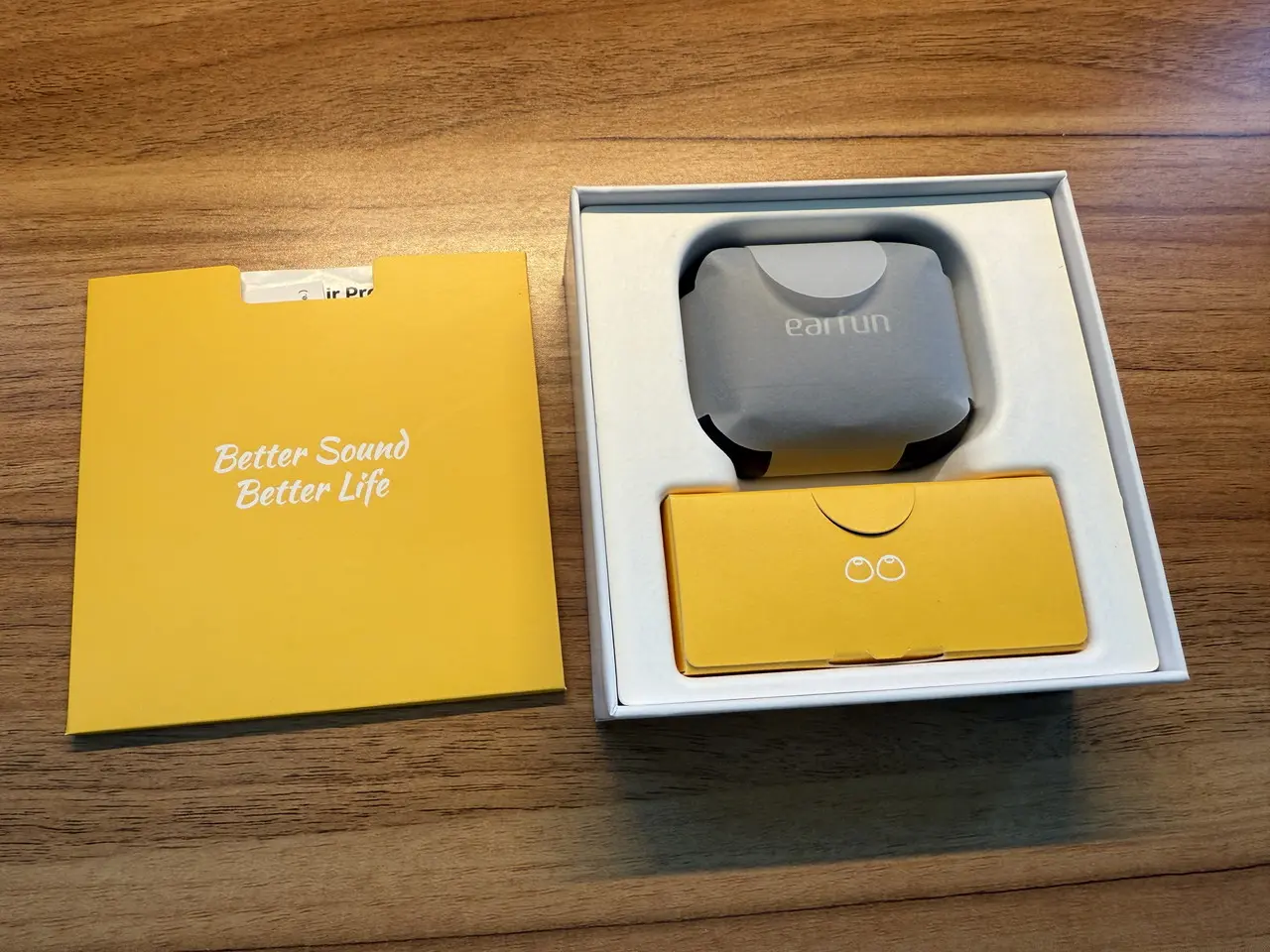 EarFun Air Pro 4+の箱を開けた様子
