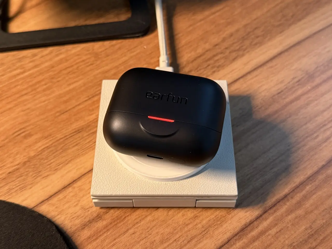 ワイヤレス充電中のEarFun Air Pro 4+