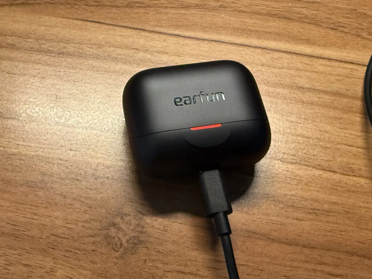有線充電中のEarFun Air Pro 4+