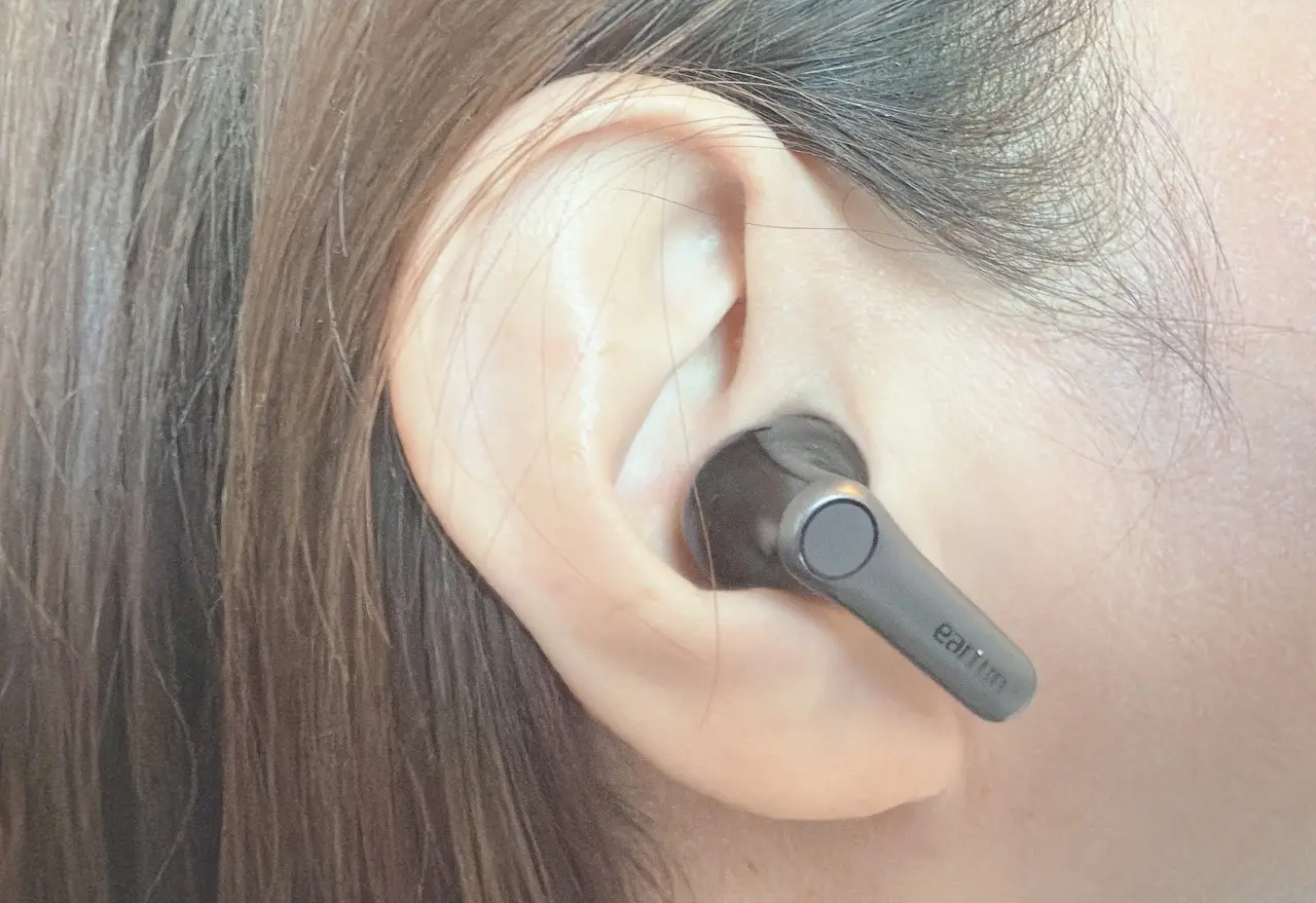 女性が右耳にEarFun Air Pro 4+を装着している