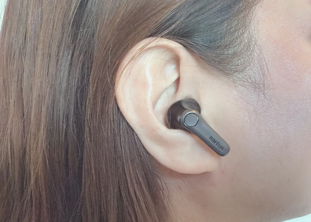 女性が右耳にEarFun Air Pro 4+を装着している様子