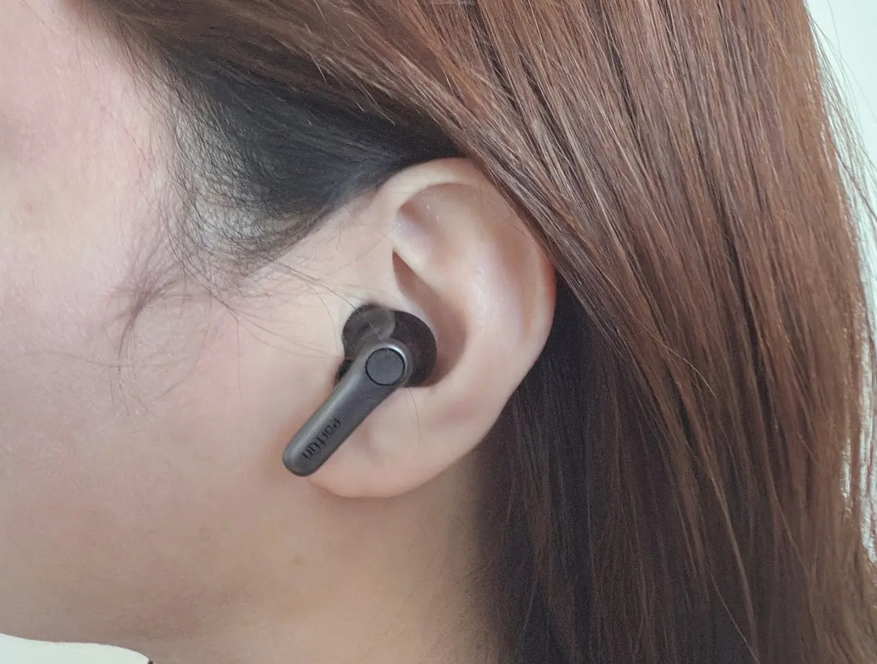 女性の左耳に装着されたEarFun Air Pro 4+