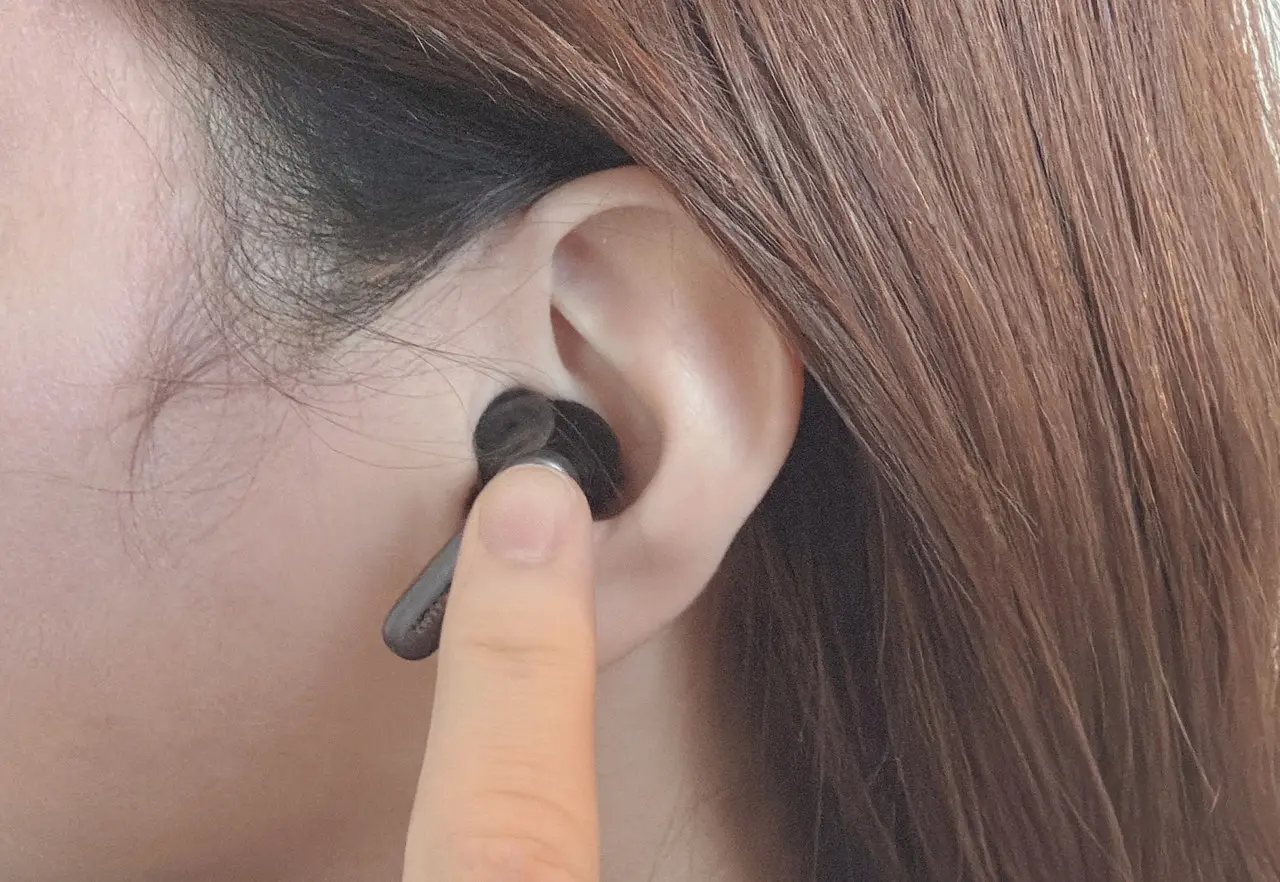 EarFun Air Pro 4+のイヤホンを女性がタッチ操作している様子