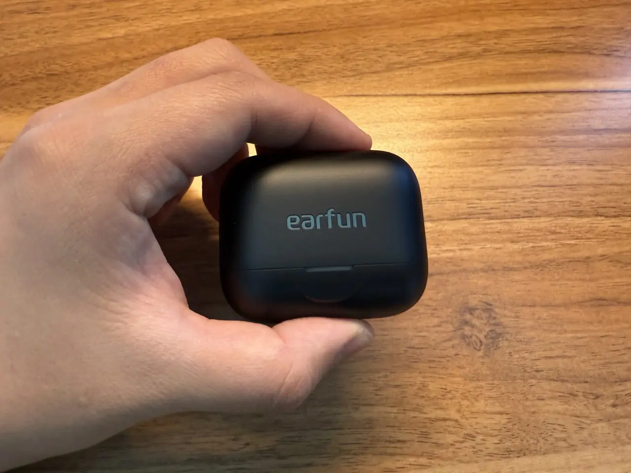 EarFun Air Pro 4+の充電ケースを指で摘まんでいる様子(正面アングル)