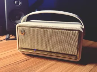 デスクの上に置かれたEdifier MP330