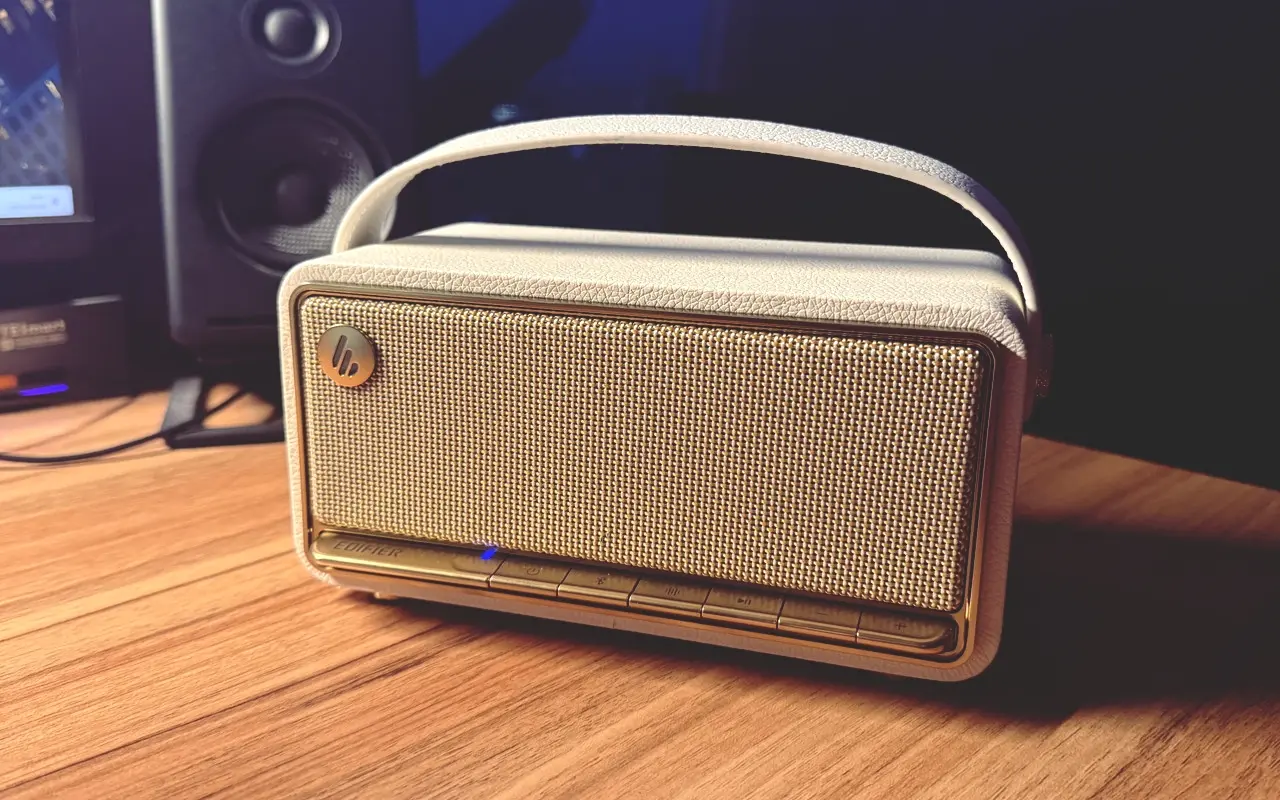 デスクの上に置かれたEdifier MP330