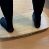 FlexiSpot BB01 バランスボードに人が乗っている様子