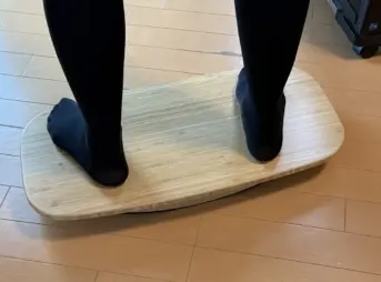 FlexiSpot BB01 バランスボードに人が乗っている様子