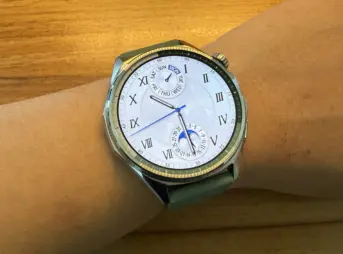 男性の左腕に装着されたHUAWEI WATCH GT 6