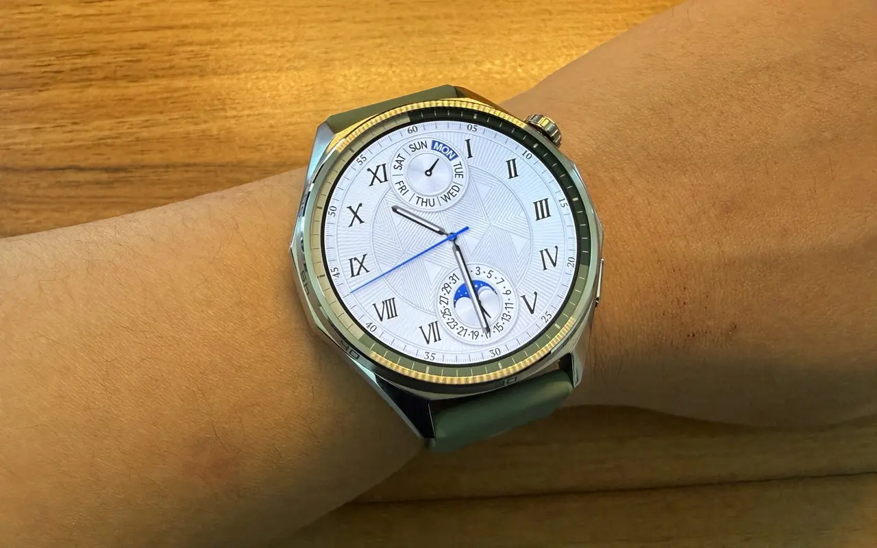 男性の左腕に装着されたHUAWEI WATCH GT 6