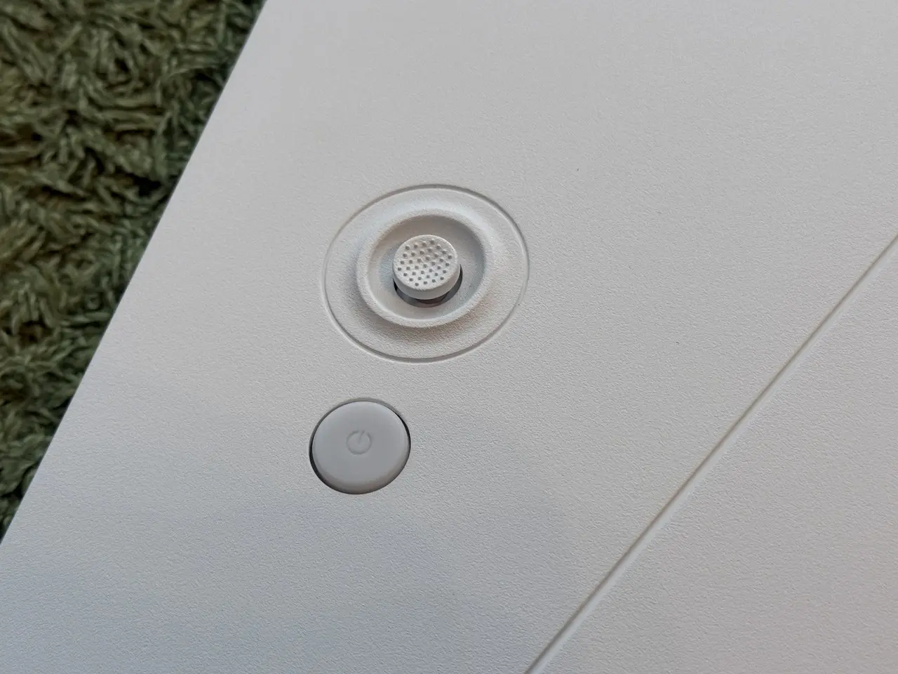 INNOCN GA27T1Mの電源ボタンと操作スティック