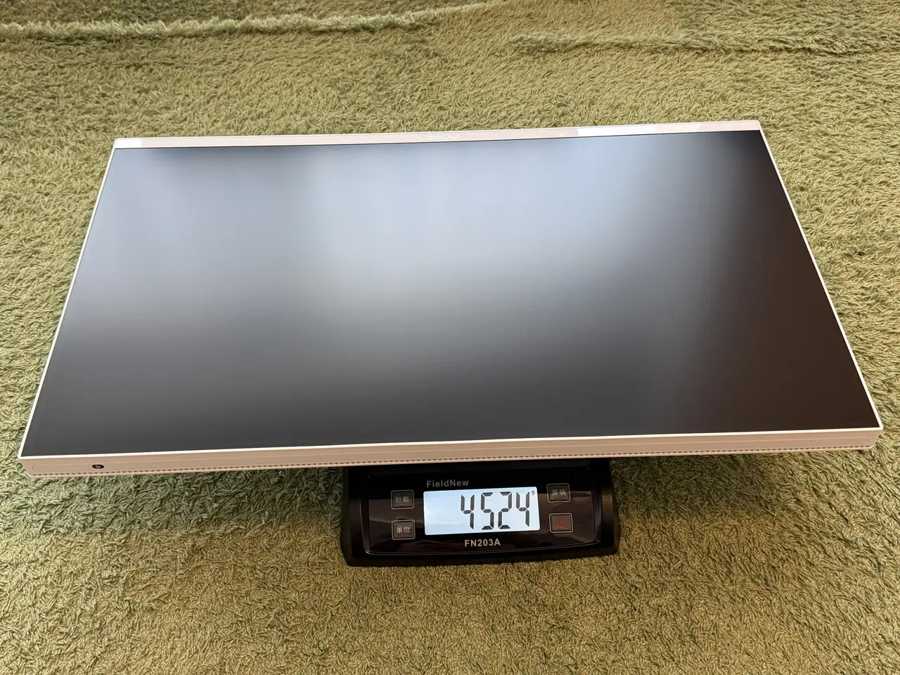 INNOCN GA27T1Mのディスプレイ部を計量している様子