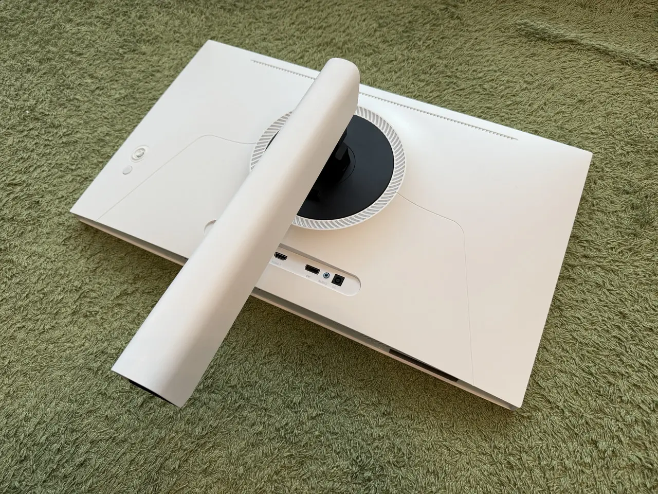 INNOCN GA27T1Mのディスプレイ背面にスタンドを取り付けた様子