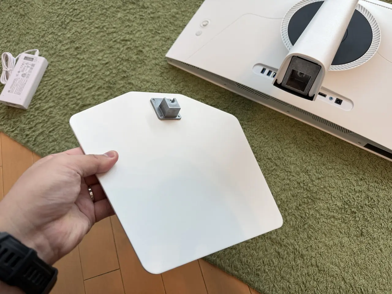 INNOCN GA27T1Mのディスプレイ背面にベースを取り付けている様子