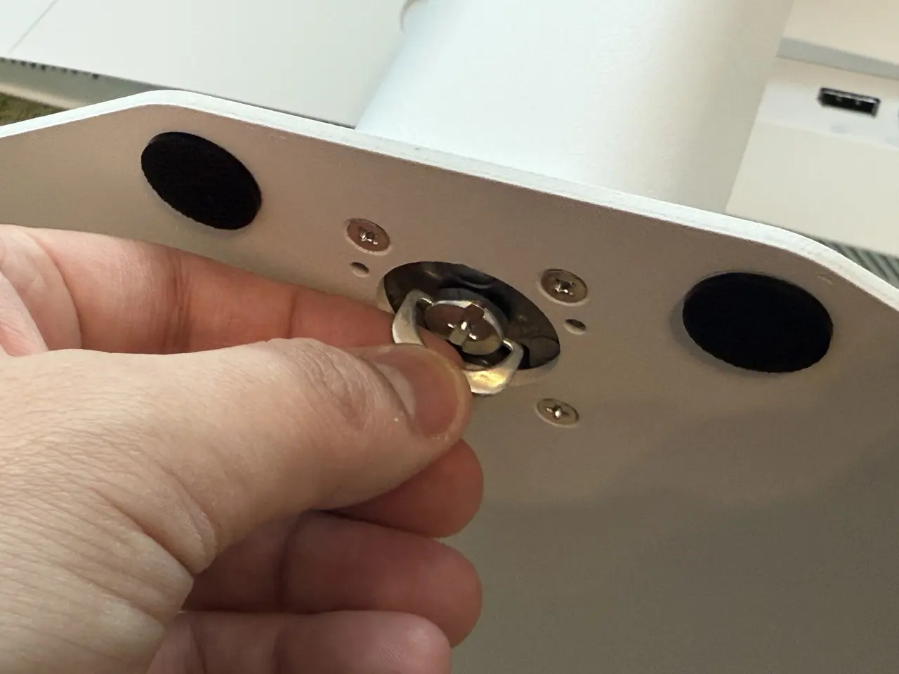 ベースのネジを締めている様子