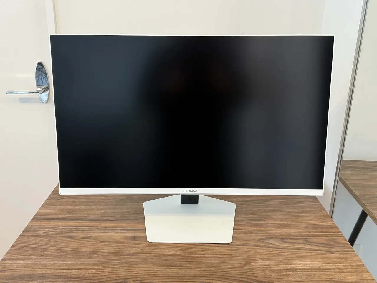 完成状態のINNOCN GA27T1Mをデスク上に設置した様子(正面アングル)