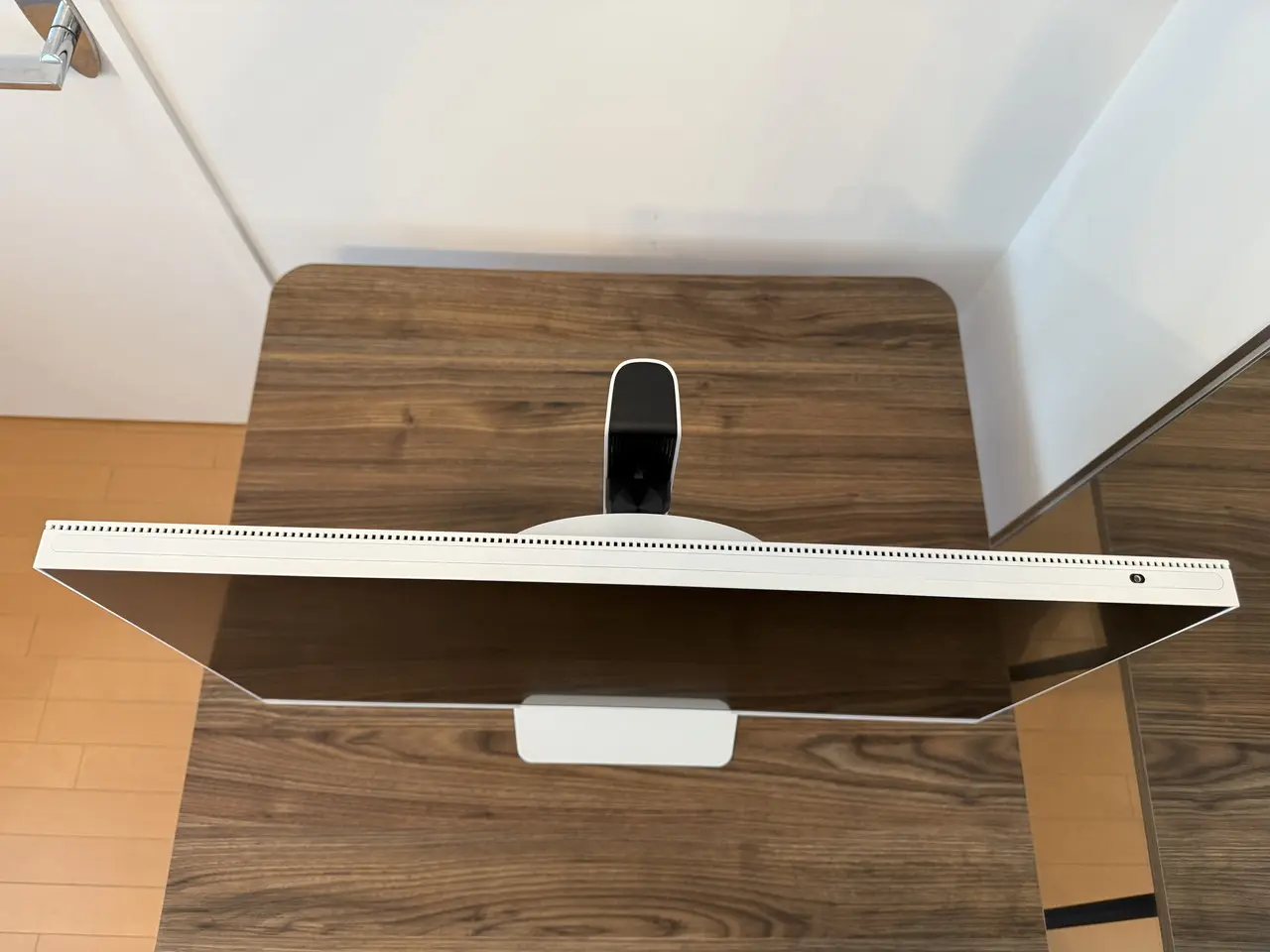 完成状態のINNOCN GA27T1Mをデスク上に設置した様子(真上アングル)