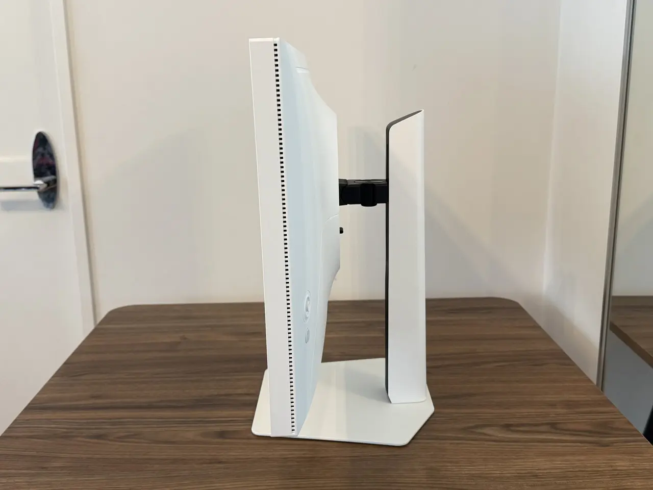 完成状態のINNOCN GA27T1Mをデスク上に設置した様子(右側面アングル)