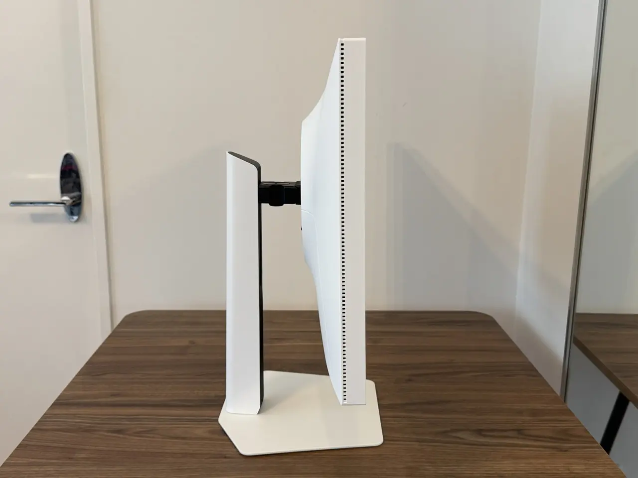 完成状態のINNOCN GA27T1Mをデスク上に設置した様子(左側面アングル)