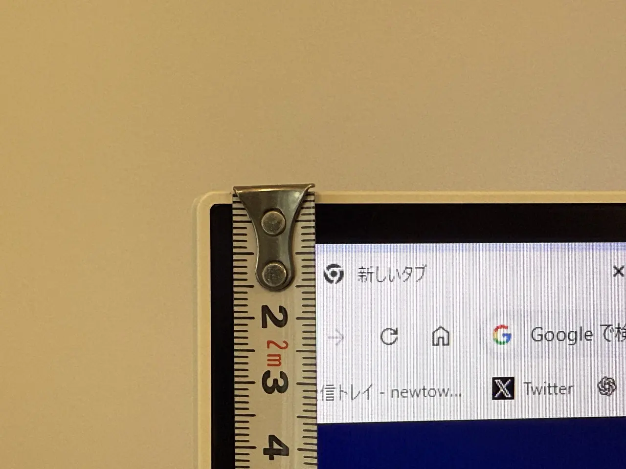 INNOCN GA27T1Mのベゼル幅を計測している様子