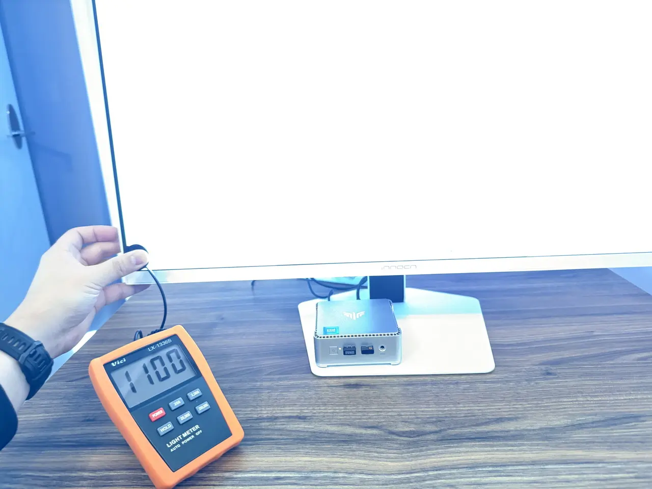 デジタルルクスメーター「Vici LX1336B」を使用して画面端の輝度を測定している様子