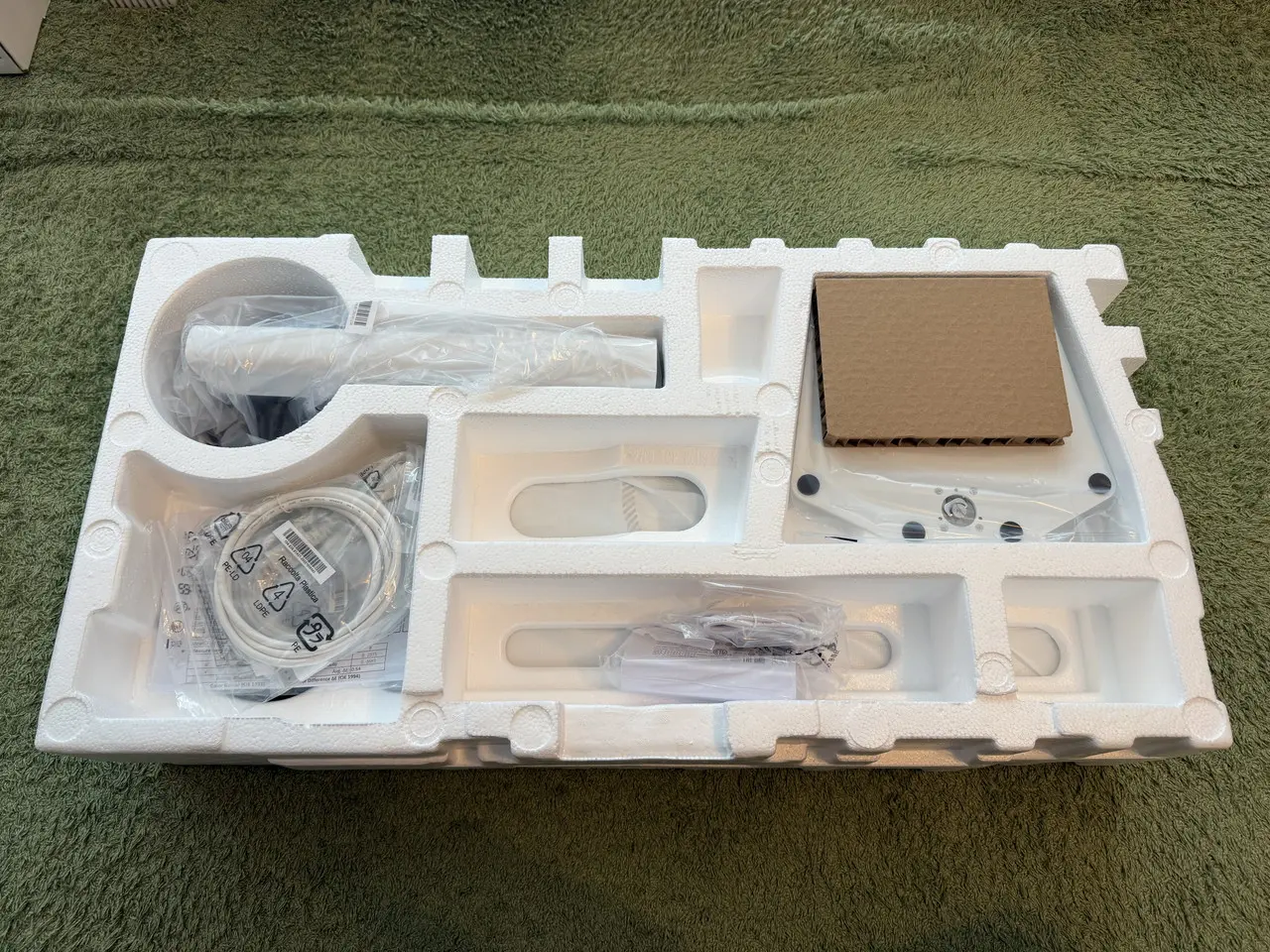 INNOCN GA27T1Mの箱を開けた状態