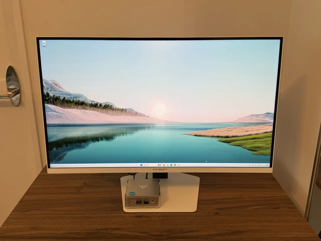 INNOCN GA27T1MでWindowsトップ画面を表示している様子