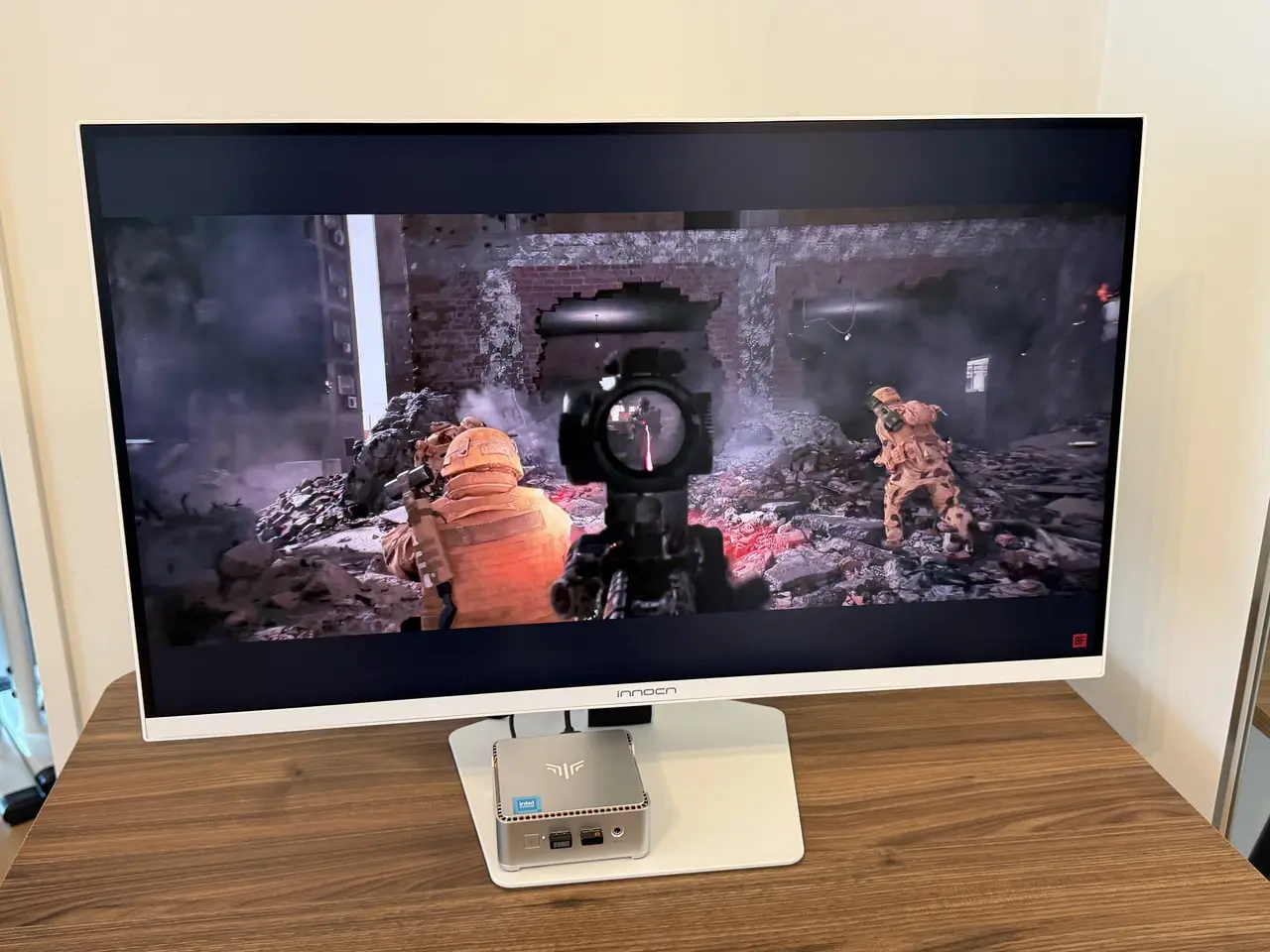 INNOCN GA27T1MでBF6の動画を再生している様子