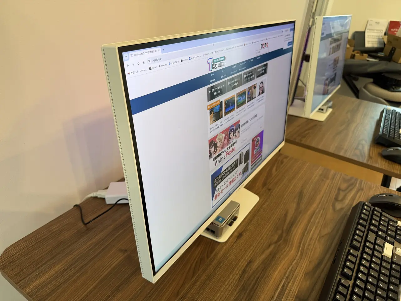 INNOCN GA27T1Mのスクリーンを斜めから見ている様子