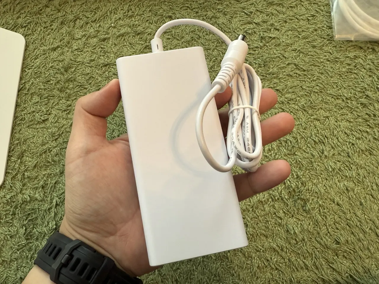 INNOCN GA27T1Mの電源アダプタを手に持っている様子