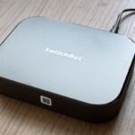 デスク上で稼働しているSwitchBot AIハブ