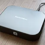 デスク上で稼働しているSwitchBot AIハブ