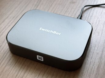 デスク上で稼働しているSwitchBot AIハブ