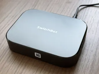 デスク上で稼働しているSwitchBot AIハブ