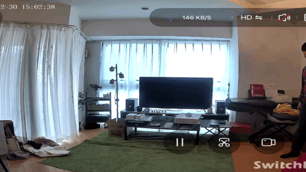 男性が床に倒れ込む様子